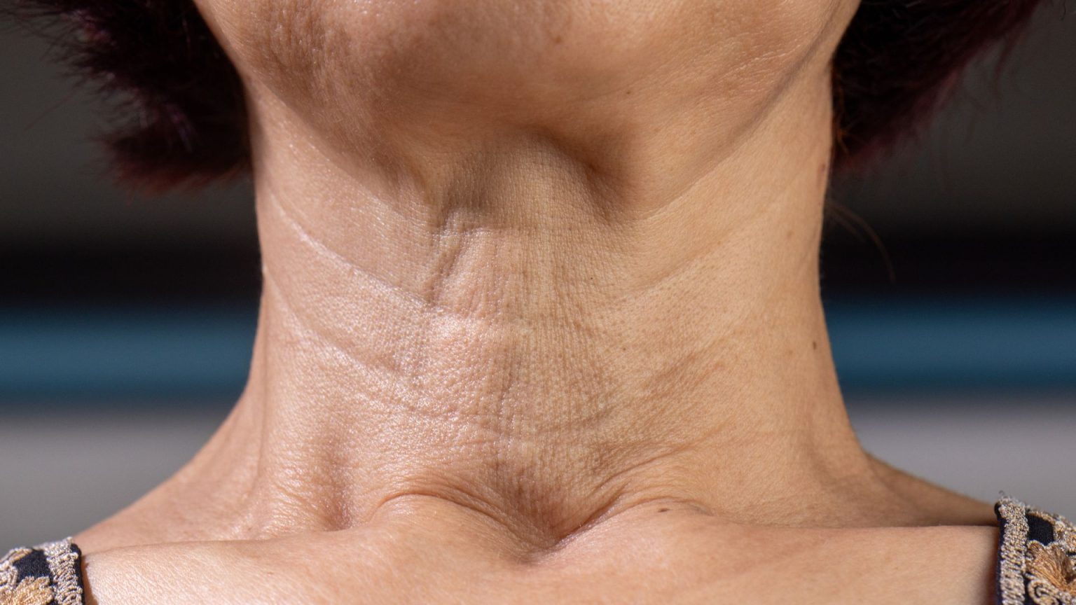 Nos últimos anos, dois medicamentos indicados inicialmente para controlar o diabetes tipo 2 ganharam destaque na saúde e na estética: o Ozempic (semaglutida) e o Mounjaro (tirzepatida). Além disso, esses fármacos se tornaram populares porque promovem, como efeito colateral, a perda de peso tão desejada por quem busca melhorar a silhueta.