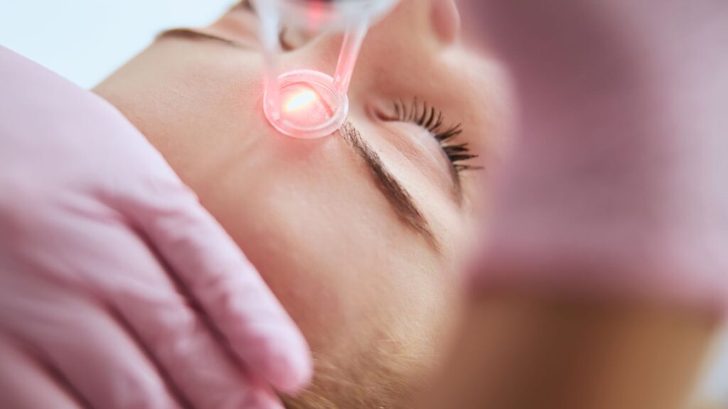 Na busca por uma pele uniforme e radiante, o tratamento a laser para clareamento de manchas tem se destacado como uma das opções mais eficazes. Na Clínica Pellier, referência em dermatologia estética em Brasília, oferecemos tecnologias avançadas e protocolos personalizados para atender às necessidades individuais de cada paciente.